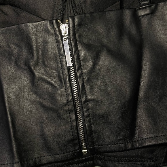 Black Crop Top đź–¤ - Picture 3 of 5